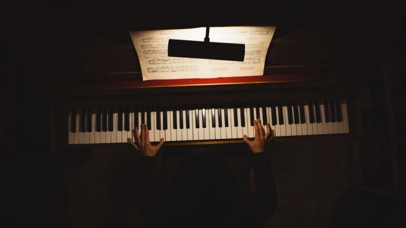 Aprenda a improvisar no piano com escalas de blues - piano dark blues